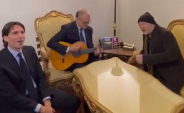 Vasco Rossi duetta col sindaco Gualtieri alla chitarra. Così cantano Albachiara