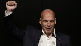 Varoufakis scende in campo in Italia e bastona il Pd: Ha fatto vincere Meloni