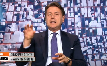La sua politica mi fa orrore. Conte contro Renzi. Poi si rimangia i decreti sicurezza