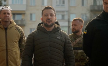 “Ci riprenderemo tutto”. Zelensky e la visita a sorpresa nella città liberata | GUARDA
