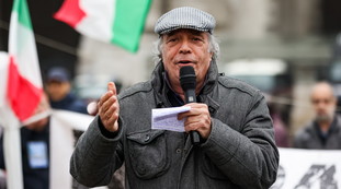 Solo una leggerezza. Maglietta X Mas, Montesano chiede di parlare con l'Anpi