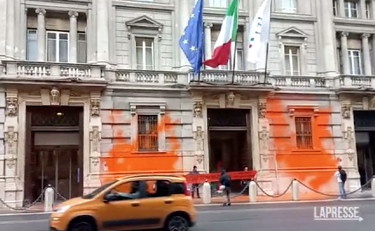 Nuova protesta eclatante degli attivisti per il clima: imbrattato il palazzo | GUARDA