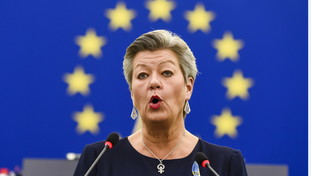 “Impedire le partenze”. L'eurocommissaria adotta la linea italiana sui migranti