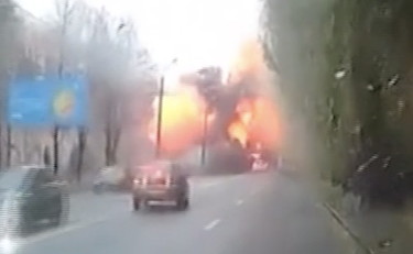 Il missile esplode tra le auto a Dnipro. Zelensky: ecco la pace di Putin | VIDEO