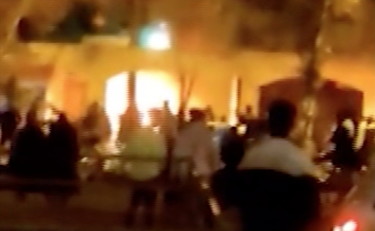 I dimostranti anti-regime danno fuoco alla casa museo di Khomeini | GUARDA