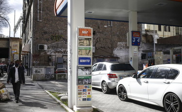 Sconto carburanti ridotto da dicembre. Quanto pagheremo la benzina