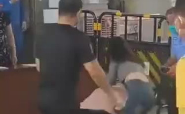 Bloccate a terra e portate via perché non indossano la mascherina | VIDEO