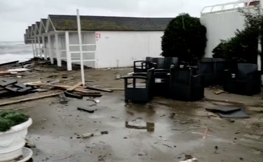 Ostia, la mareggiata distrugge il Kursaal