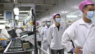 Scoppia la maxi protesta nella più grande fabbrica di iPhone al mondo