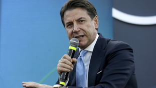 “Guerra senza scrupoli ai poveri”. Conte si imbestialisce con Meloni