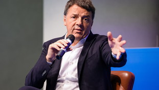 “Di voi non mi fido”. Renzi battagliero in tribunale: con chi se la prende