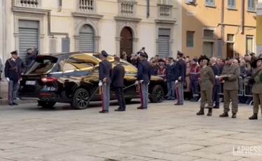 A Varese l'addio a Maroni, la folla e gli applausi al premier Meloni