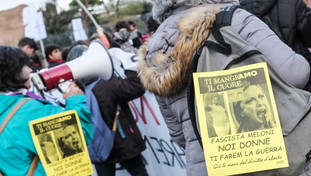 “Meloni trema, pronti alla guerra”. Striscioni e cori choc contro la premier