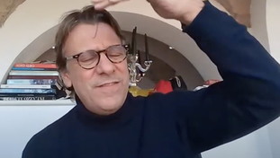 Sapete quanti soldi abbiamo dato? Porro legge la cifra e impazzisce | VIDEO