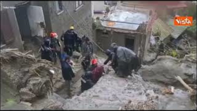 Frana Ischia, la Polizia aiuta gli abitanti a lasciare le abitazioni