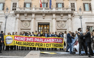 Nuove regole, zero risparmi. Il Parlamento ridotto va in tilt