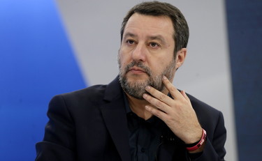 Salvini al bar solo con i contanti: Chi paga il caffè con la carta è rompiballe