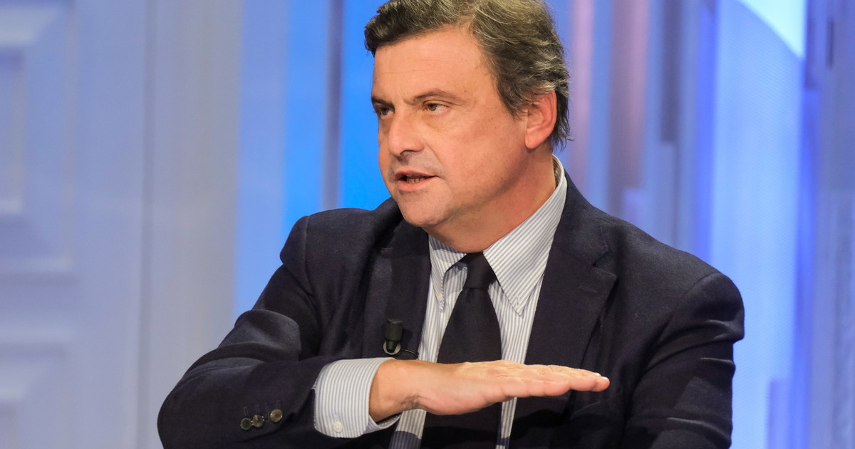 Calenda annuncia il viaggio in Ucraina e si dice "schifato" da certi pacifisti Calenda annuncia il viaggio in Ucraina e si dice "schifato" da certi pacifisti
