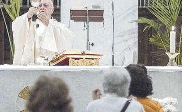 Tornano acquasantiera e segno della pace, così sarà la Chiesa dopo il Covid