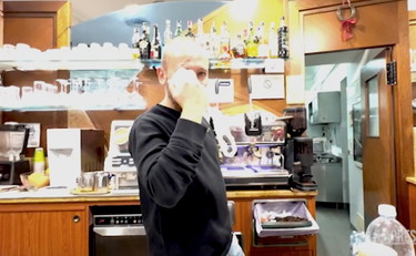 Gli anarchici seminano il panico a Torino: aggressione di gruppo al barista | GUARDA