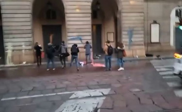 Blitz di Ultima Generazione, vernice sulla facciata della Scala