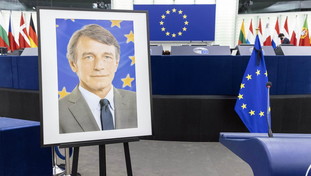 Cocktail il giorno della morte. Sassoli, gaffe a sinistra e Ue in imbarazzo