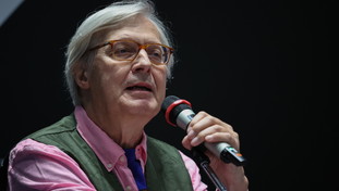 “Associazione a delinquere”. Sgarbi infuriato sulle pale eoliche: favore ai criminali