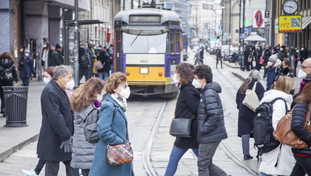 Torna la mascherina? L'ondata di Covid a Natale fa paura