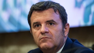 Bruxelles promuove la manovra e Centinaio picchia duro sulla sinistra