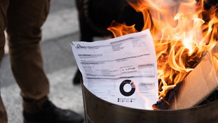 Bollette pagate con i risparmi: il caro energia affossa gli italiani, soldi bruciati