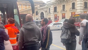 Autista Atac scende dal bus e litiga col motociclista: la scena sui social. Sospeso