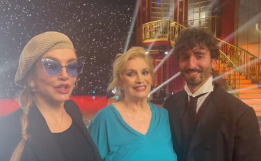 Carlucci presenta Zanicchi e Peron prima della diretta. Cosa dice la voce fuori campo