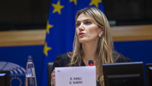 Qatargate, tutti contro tutti. Kaili nega la confessione: Di chi erano i soldi