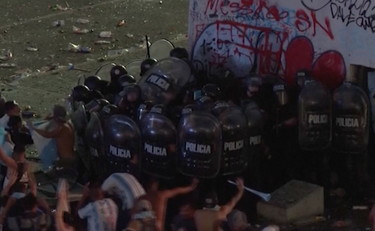 La festa in Argentina finisce male: gli scontri ultras con la polizia