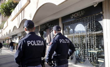 Chi è il giovane rapito nel locale a Roma. Ritrovato dopo ore, è con la polizia