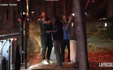 Scaricano i migranti a casa di Kamala Harris. L'attacco clamoroso contro Biden