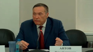 Deputato russo cade dalla finestra e muore in India: i sospetti sul Cremlino