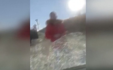 Alta tensione in Kosovo, barricate in strada e giornalisti aggrediti | VIDEO