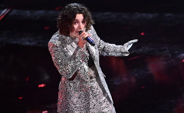 A oggi è in gara. Amadeus difende Madame al Festival di Sanremo