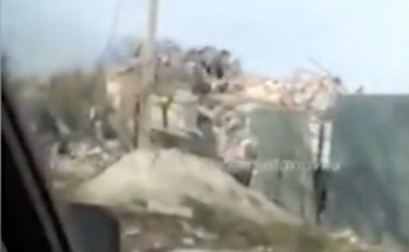 L'inferno di fuoco a Bakhmut, la città rasa al suolo