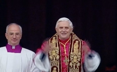 Ratzinger, l'acclamazione e quel gesto dal balcone: quando fu eletto Papa