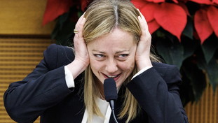 Giornalisti stremati alla conferenza di Meloni. E finge di essere in un quiz