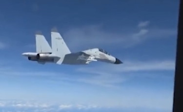 Caccia intercetta aereo-spia Usa, venti di guerra nel Mar Cinese  | VIDEO