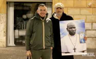 Nella Capitale spuntano le immagini di un Papa nero: cosa c'è dietro