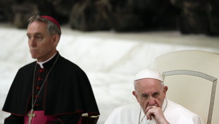 “Primi segnali di guerra”. Monta lo scontro in Vaticano: valanga di critiche su Bergoglio
