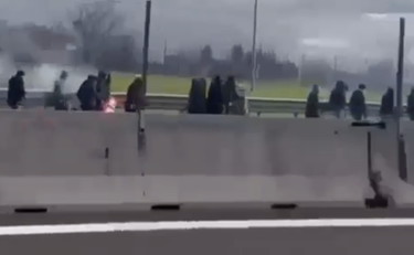 Scontri tra tifosi di Napoli e Roma. Un ferito e chilometri di coda sull'A1