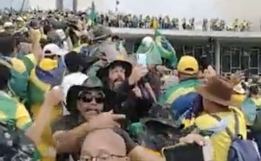 Irruzione in Parlamento, in centinaia con bandiere e fumogeni | VIDEO