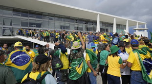 Parlamento assaltato col suo consenso. La Corte Suprema destituisce il governatore