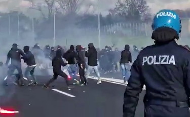 Battaglia sull'A1, scontri tra ultrà di Roma e Napoli: un ferito