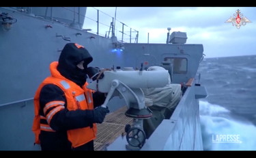 La Russia terrorizza il mondo con la super nave da guerra e i razzi ipersonici | GUARDA